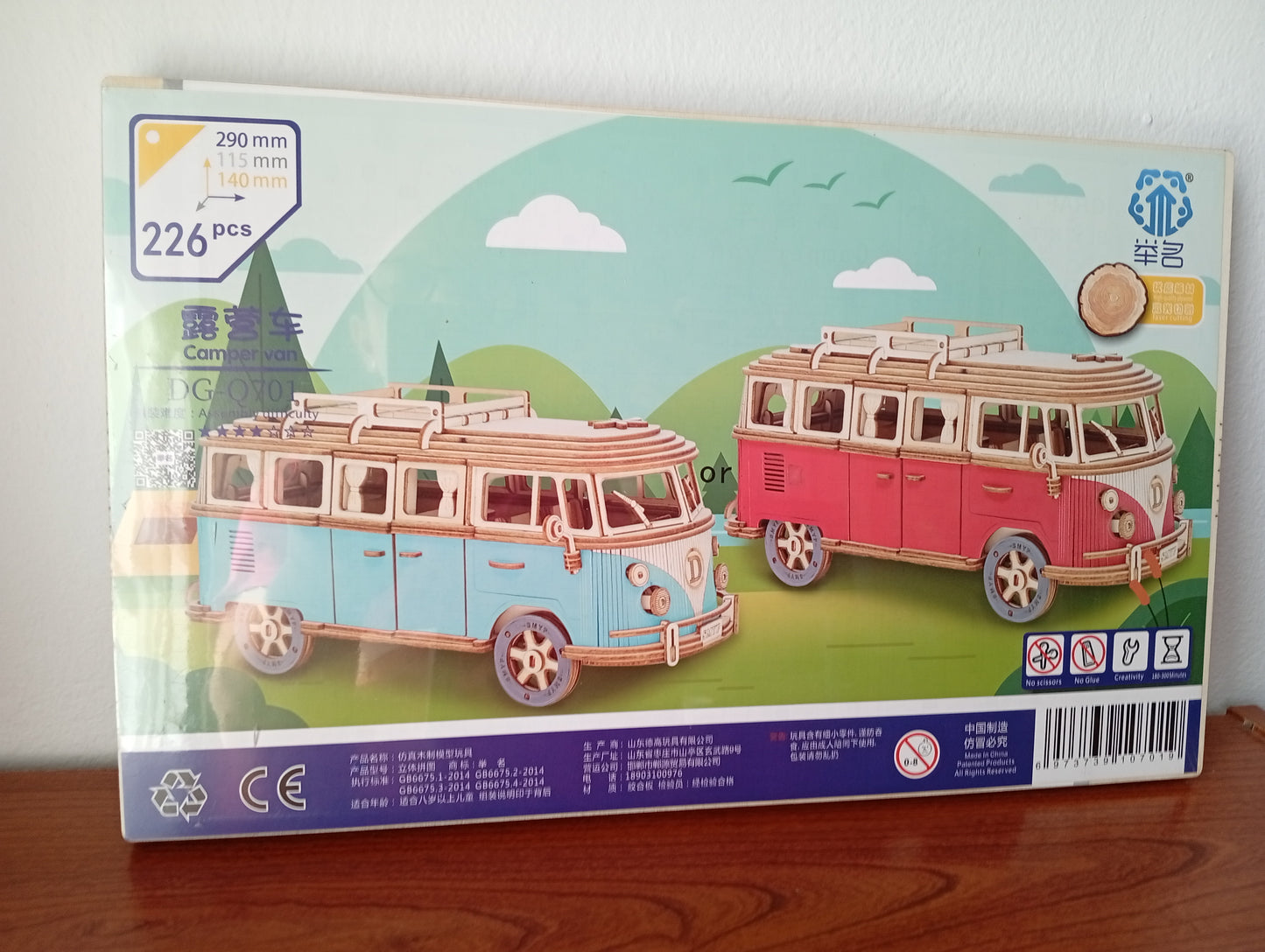 Vehiculo de camping color celeste